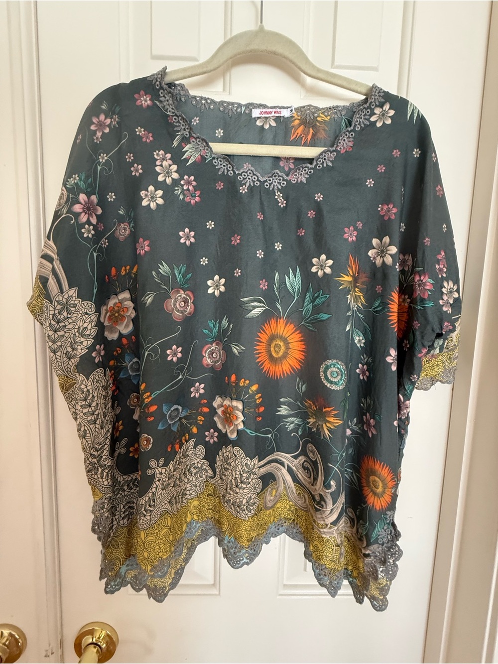 Johnny Was 100% Silk Olive Green Floral Embroidered Scoopneck Tunic